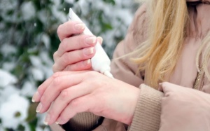 Vảy nến mùa lạnh và cách kiểm soát từ thảo dược tự nhiên