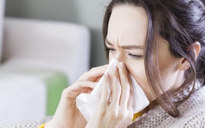 Xì mũi đúng cách để tránh chảy máu, viêm tai