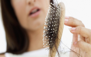 Phụ nữ trên 50 tuổi ngăn ngừa rụng tóc bằng cách nào?