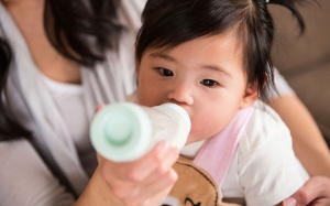 Dấu hiệu trẻ đã sẵn sàng cai sữa