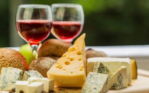 Ăn phô mai trước khi uống rượu giúp giảm nôn nao?