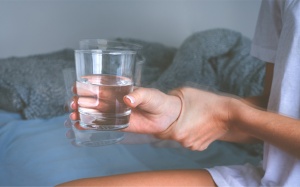 Xử trí thế nào nếu tay bị run khi cầm đồ vật?