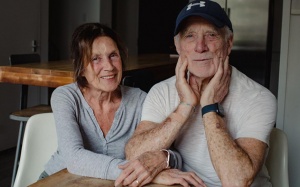 Cặp đôi 80 tuổi vẫn tập thể dục, đi bộ 2 tiếng mỗi ngày