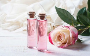 Bí quyết dưỡng da với nước hoa hồng