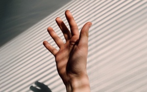 Run tay chân, run môi có phải do ngã chấn thương đầu không?