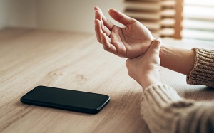 Bảo vệ xương khớp bàn tay khi dùng smartphone