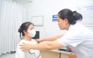 Căn bệnh hiếm gặp khiến cổ người phụ nữ tự xoay sang trái