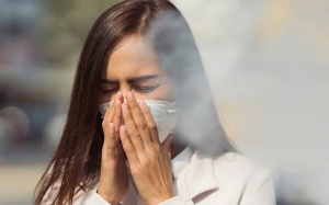 Giảm triệu chứng khàn tiếng, ho đờm do ô nhiễm không khí