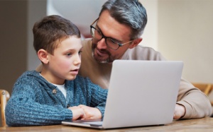 Làm thế nào để dạy trẻ nhận diện thông tin sai lệch?