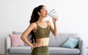 Uống nước bao nhiêu là đủ khi ăn chế độ giàu protein?