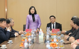 Bộ trưởng Bộ Y tế Đào Hồng Lan thăm và chúc mừng năm mới các y bác sĩ trực Tết