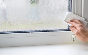 Cách ngăn ngừa hơi nước ngưng tụ trong nhà khi trời lạnh