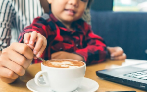 Có nên cho trẻ uống đồ uống chứa caffeine?