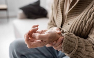 Run chân tay ở chỗ đông người là do đâu?