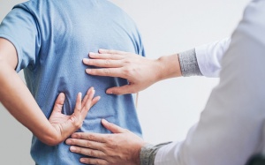 8 dấu hiệu cảnh báo thoát vị đĩa đệm lưng