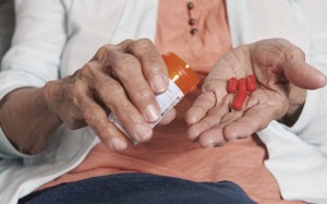 Người bệnh dùng thuốc điều trị bệnh Parkinson có thể gặp tác dụng phụ gì?