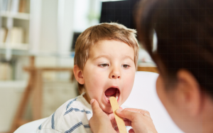 Trẻ bị viêm amidan cấp tính có cần phải cắt amidan không?