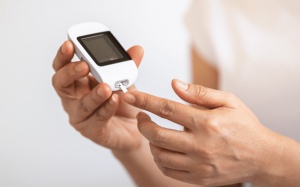 Đái tháo đường lâu năm, làm cách nào hạ đường huyết và ổn định HbA1c?