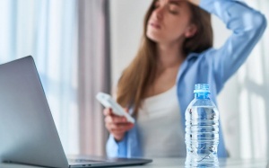 5 cách nhắc bạn uống đủ nước mỗi ngày