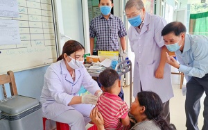 Dịch sởi gia tăng, Quảng Nam đẩy nhanh tiến độ “vá lỗ hổng vaccine”