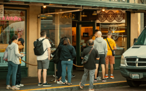 Nghề xếp hàng thuê tại các địa điểm du lịch nổi tiếng