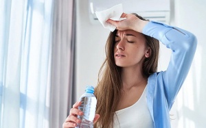 Lười uống nước khi làm việc - thói quen có hại cho thận