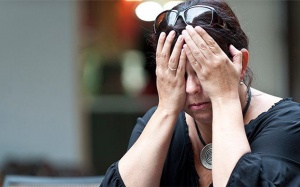 Run tay, toát mồ hôi khi đứng trong đám đông là do đâu?