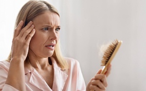 Mãn kinh và nỗi lo rụng tóc ở phụ nữ