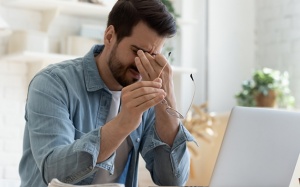 Cách bảo vệ mắt khi phải nhìn màn hình điện thoại, máy tính quá lâu