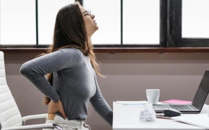 Ngồi làm việc quá lâu: Làm sao để bảo vệ cột sống?