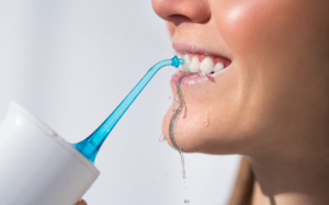 Máy tăm nước có cần thiết cho quá trình vệ sinh răng miệng?