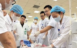 Bệnh viện Việt Đức hỗ trợ cấp cứu nạn nhân vụ lật xe khách ở Tam Đảo