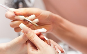 Run tay khi vẽ móng có thể làm gì để giảm run?