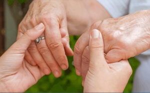 Bị rối loạn vận động ngoại tháp dùng TPBVSK Vương Lão Kiện được không?