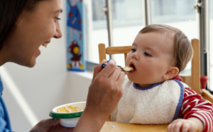 Chế độ dinh dưỡng tối ưu cho sự phát triển trí não của trẻ sơ sinh