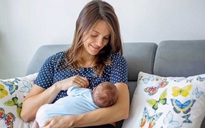 Tăng nguy cơ mắc ung thư vú do sinh con muộn và tăng cân