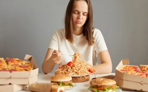 Cách kiểm soát cơn thèm ăn trong giai đoạn stress, căng thẳng