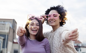 Tử vi thứ Năm (22/5/2025): Song Tử nên mở lòng hơn với những người bạn mới