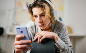 Mạng xã hội làm tăng nguy cơ trầm cảm ở người trẻ 