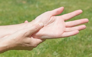 Tiếp xúc với thuốc trừ sâu có phải là nguyên nhân gây run tay chân?