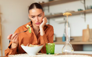 Mối nguy đằng sau những trào lưu ăn thô, uống nước ép