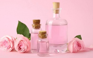 Nước hoa hồng “giải cứu” đôi mắt mệt mỏi, thâm quầng