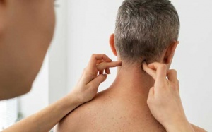 Bấm huyệt có tốt cho người thoái hóa đốt sống cổ? 