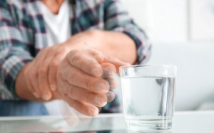 5 thức uống tốt cho người bệnh viêm khớp