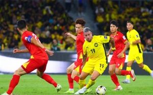 ĐT Việt Nam thua đậm Malaysia, HLV Kim Sang-sik có sai lầm?