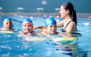 Mười điều cha mẹ cần biết khi cho con học bơi