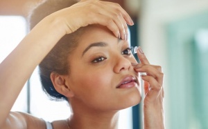 Lưu ý khi sử dụng kính áp tròng trong các chuyến du lịch