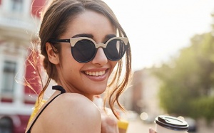 Kính râm: “Lá chắn” bảo vệ đôi mắt trong mùa Hè