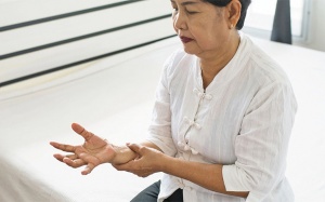 Các bài tập tại nhà giúp cải thiện run tay chân sau tai biến