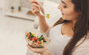 8 loại thực phẩm không nên ăn sống 